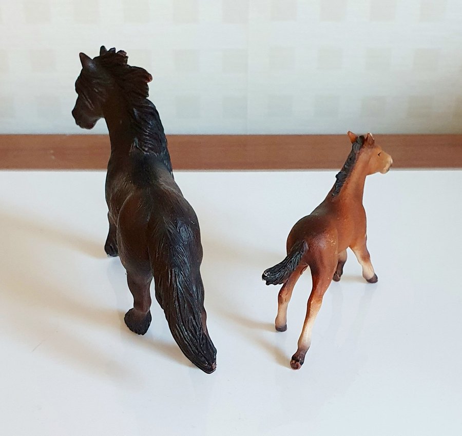 Schleich häst och föl i rörelse!