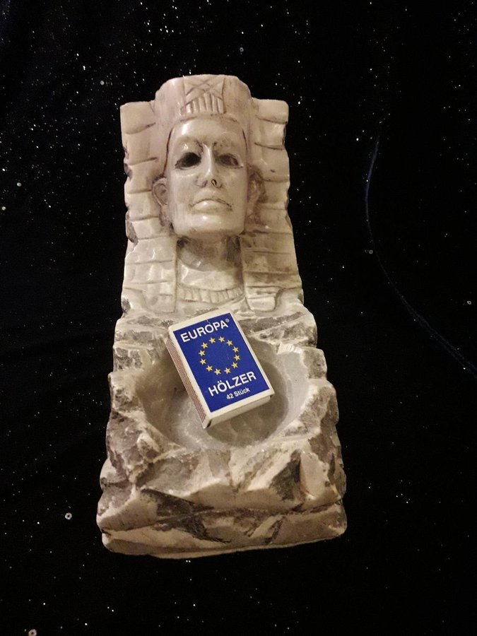 Magnifik farao i handskuren alabaster i art déco-stil från 1930-talet