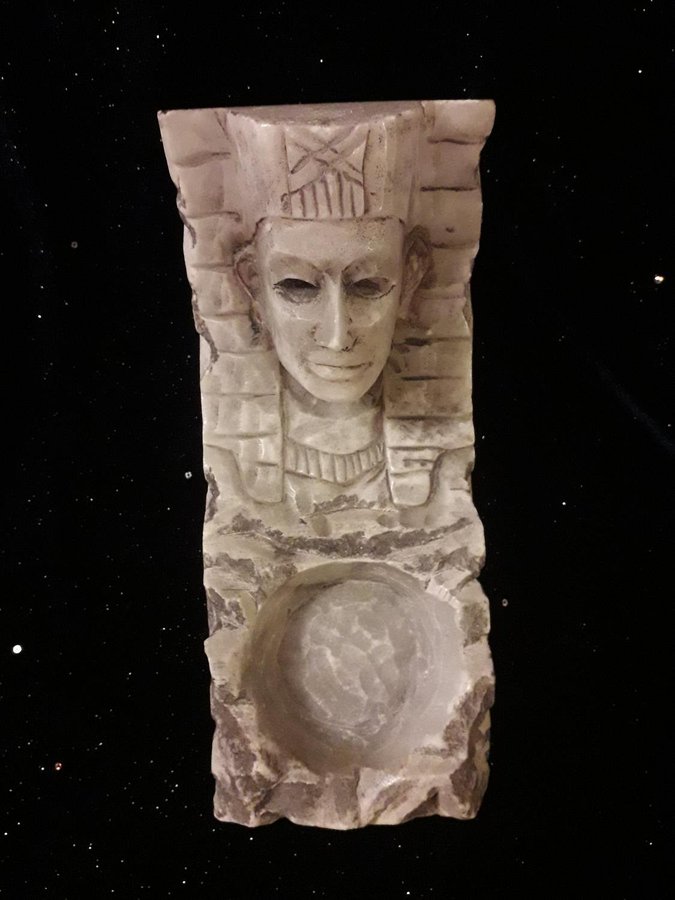 Magnifik farao i handskuren alabaster i art déco-stil från 1930-talet