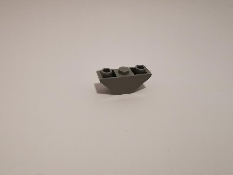 Lego - sned - slope - inverted - 1x3 - part 2341 - ljusgrå (old light gray)