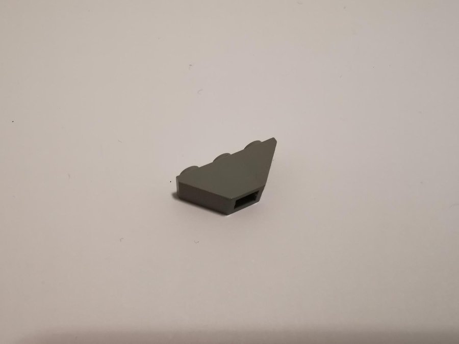 Lego - sned - slope - inverted - 1x3 - part 2341 - ljusgrå (old light gray)