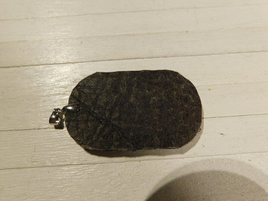 Hänge ( Dog Tag ) av Skin/Läder Svensk handarbete