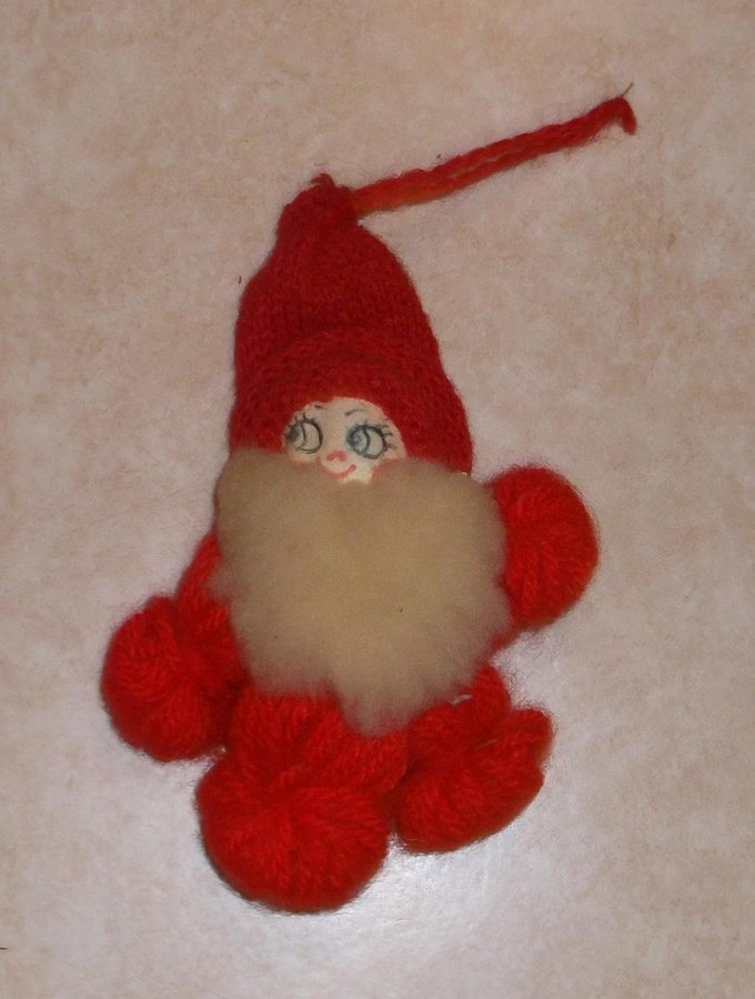 Jultomte röd av garn med stickad luva och skägg 1970-tal Tomte Retro Vintage