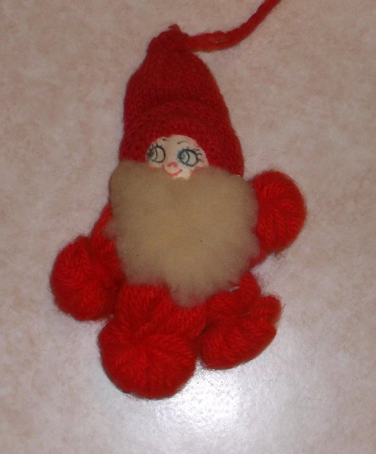 Jultomte röd av garn med stickad luva och skägg 1970-tal Tomte Retro Vintage