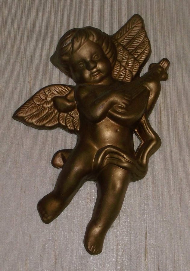 Ängel med luta i keramik med guldfärg 23 cm hög Att hänga på vägg