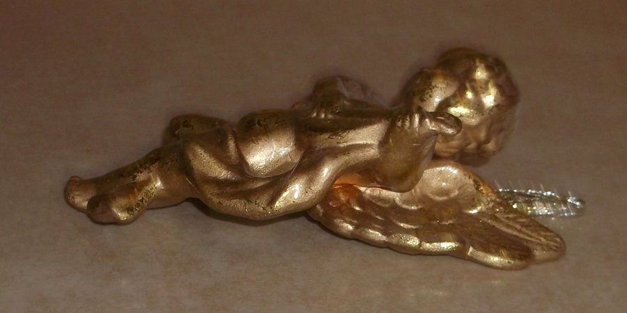 Ängel med luta i keramik med blank guldfärg 19 cm hög