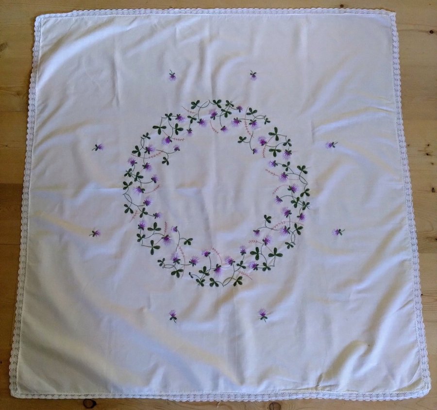 Vackert broderad duk, med lila blommor 115 x 118 cm