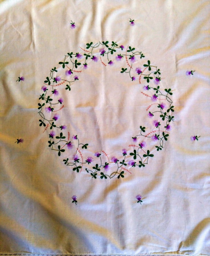 Vackert broderad duk, med lila blommor 115 x 118 cm