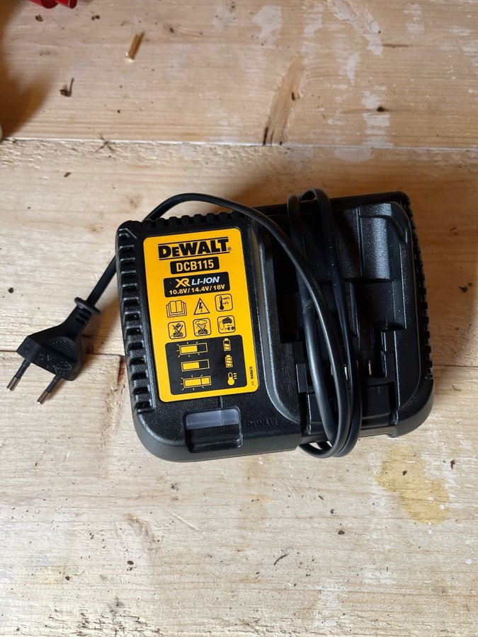 DEWALT DCB115 Laddare