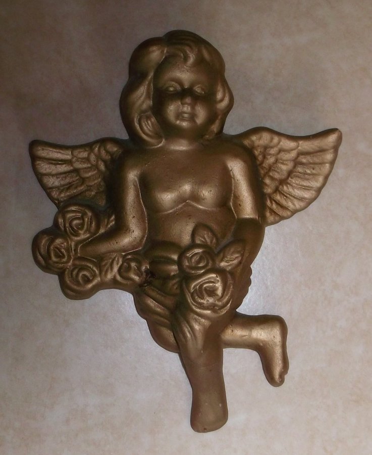 Ängel med rosor i keramik med guldfärg 21 cm hög Att hänga på vägg
