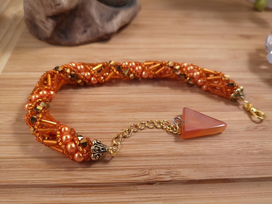 Ett "Russian Spiral" armband i orange och guld färg