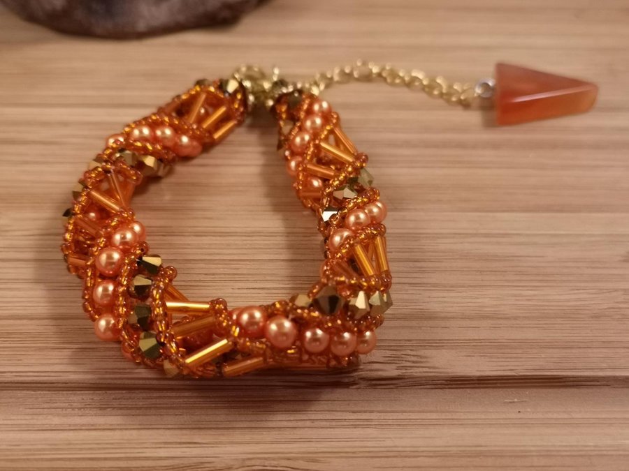 Ett "Russian Spiral" armband i orange och guld färg