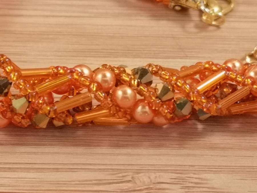 Ett "Russian Spiral" armband i orange och guld färg