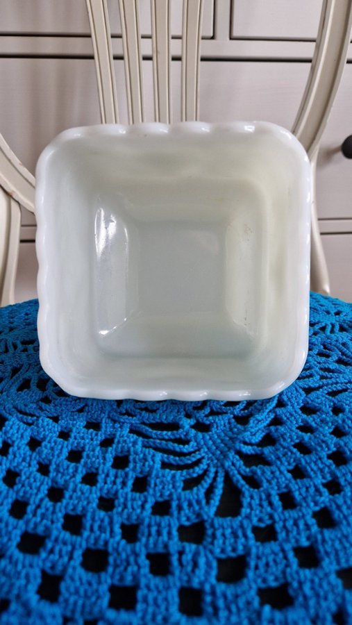 Anchor Hocking Footed Planter Vintage Milk Glass Square Vase med druvor