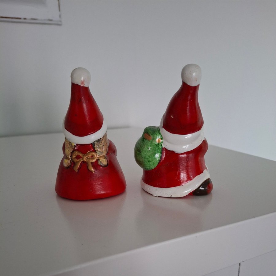 Sött tomtepar med gåvor. Jul, julpynt, tomte, juldekoration, tomtar, tomtemor.