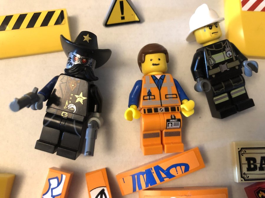 Lego delar m tryck/dekaler från Lego the Movie samt tre figurer