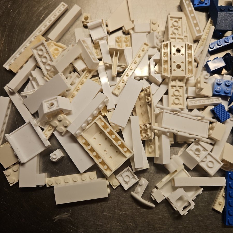 Lego delar i vitt och blått