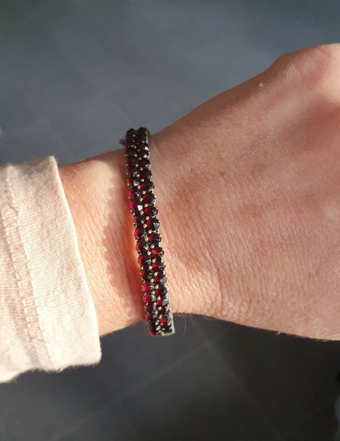 Antikt armband, armring med granater