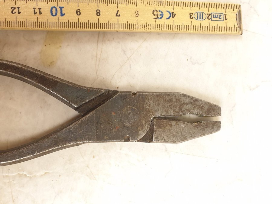 Kombitång i metall. Längd ca 18 cm.