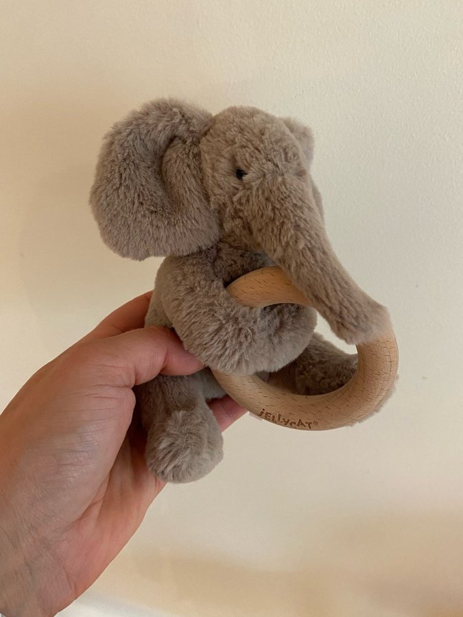 Jellycat Shooshu Elefant ring med skallra