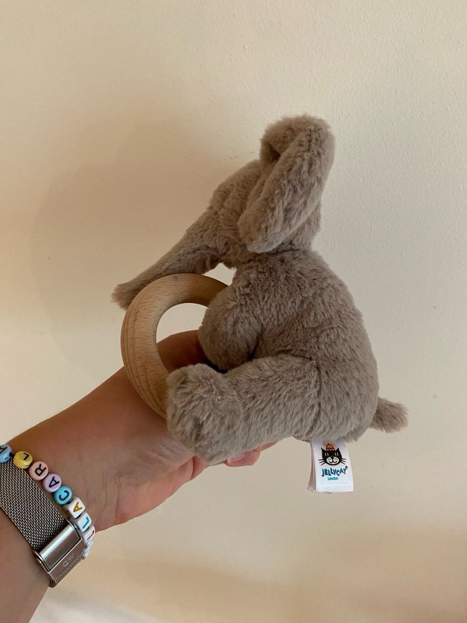 Jellycat Shooshu Elefant ring med skallra