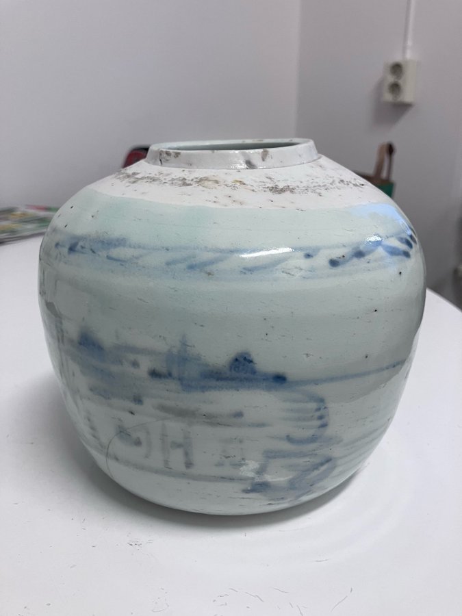 Old Japanese Kintsugi / Kintsukuroi vase -pot .