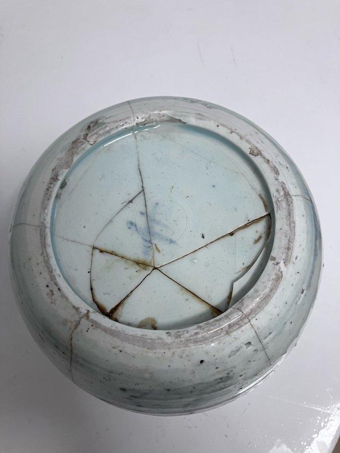 Old Japanese Kintsugi / Kintsukuroi vase -pot .