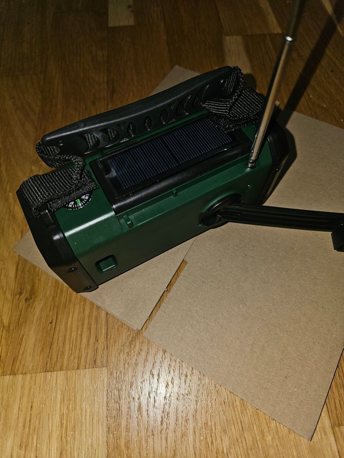 Nödradio vevradio 10000 mAh inbyggd Powerbank Lampa och Vev och generator