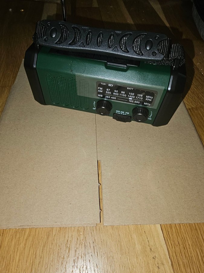 Nödradio vevradio 10000 mAh inbyggd Powerbank Lampa och Vev och generator