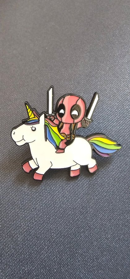 Cool Metallnål med Deadpool Motiv - För Deadpool Fans!