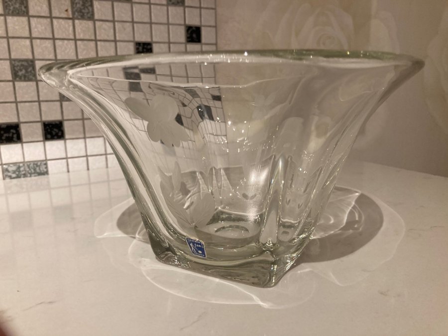 STOR, VACKER SKÅL MED GRAVYR FRÅN JOHANSFORS GLASBRUK.