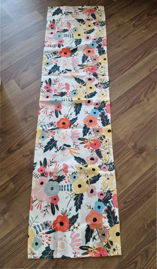 Superfin tablerunner/löpare med blommönster