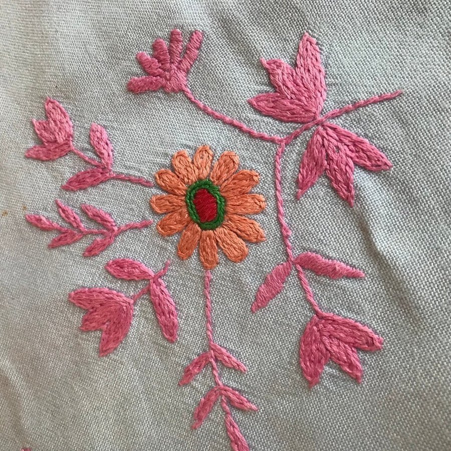 Vacker Handbroderad Äldre Vintage löpare Bordsduk ljusblå och rosa duk