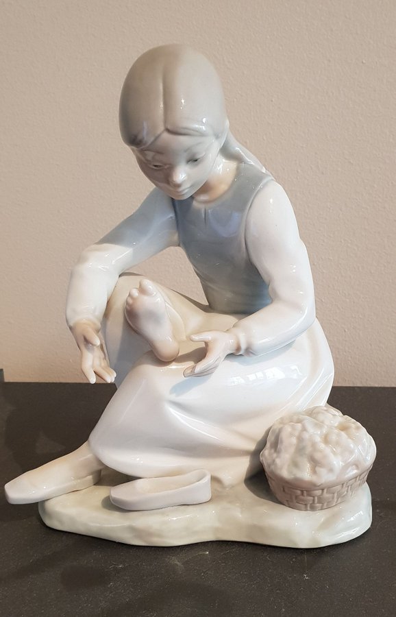 Lladro Nao #105 Flicka med öm fot figurin