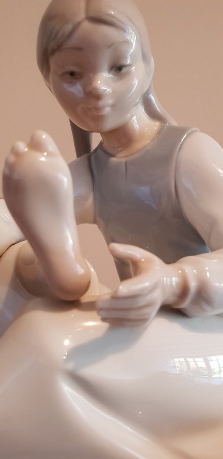 Lladro Nao #105 Flicka med öm fot figurin