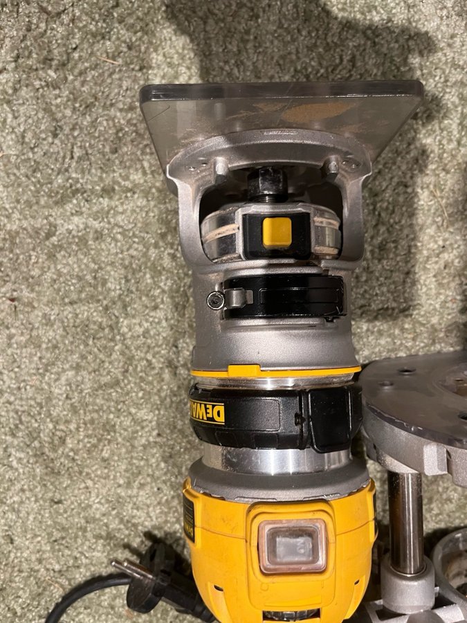 DEWALT D26200K Fräs