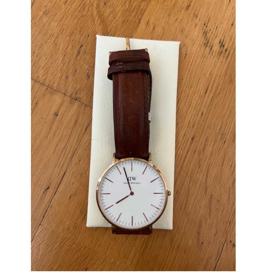 Daniel Wellington Klocka med brunt läderband