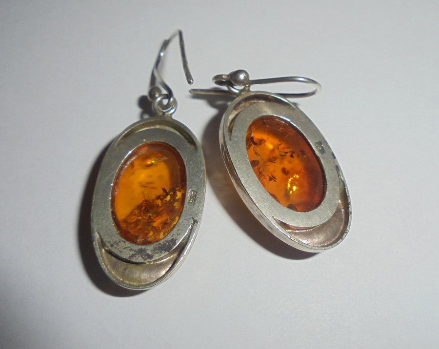 örhängen i silver med bärnsten amber