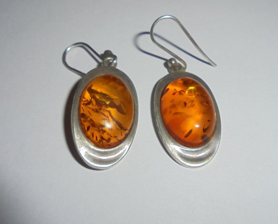 örhängen i silver med bärnsten amber