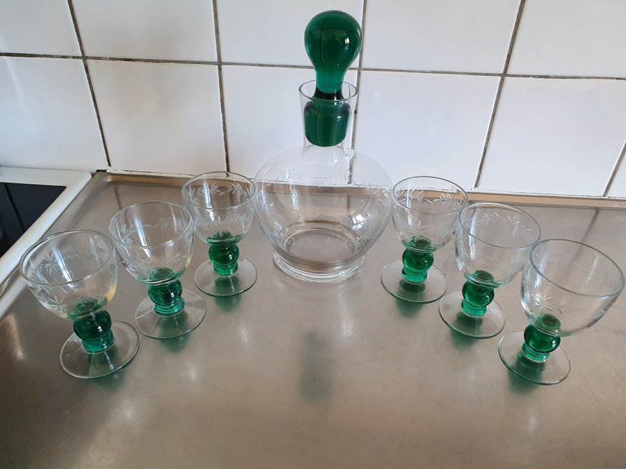 ÄLDRE HANDSNIDAD KARAFF  LIKÖRGLAS