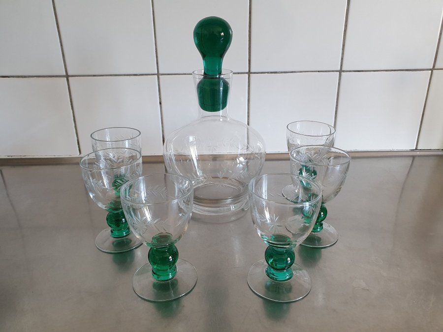 ÄLDRE HANDSNIDAD KARAFF  LIKÖRGLAS