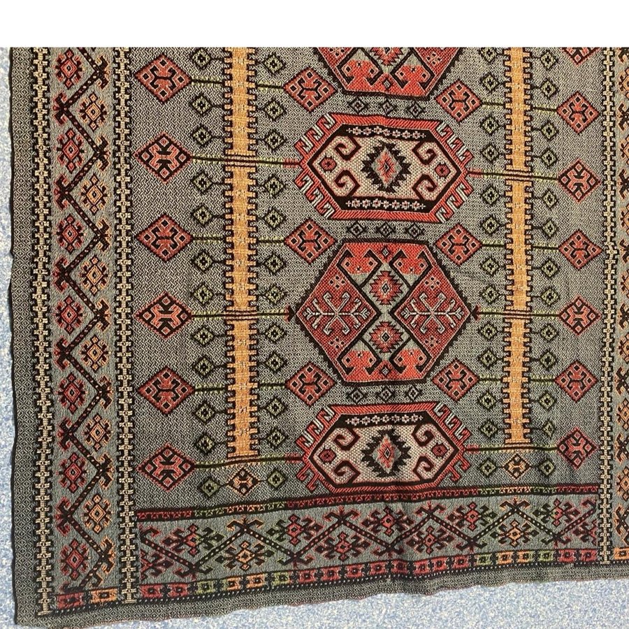 Vacker handvävd matta/ överkast - mått: ca.126x260 cm- Vintage