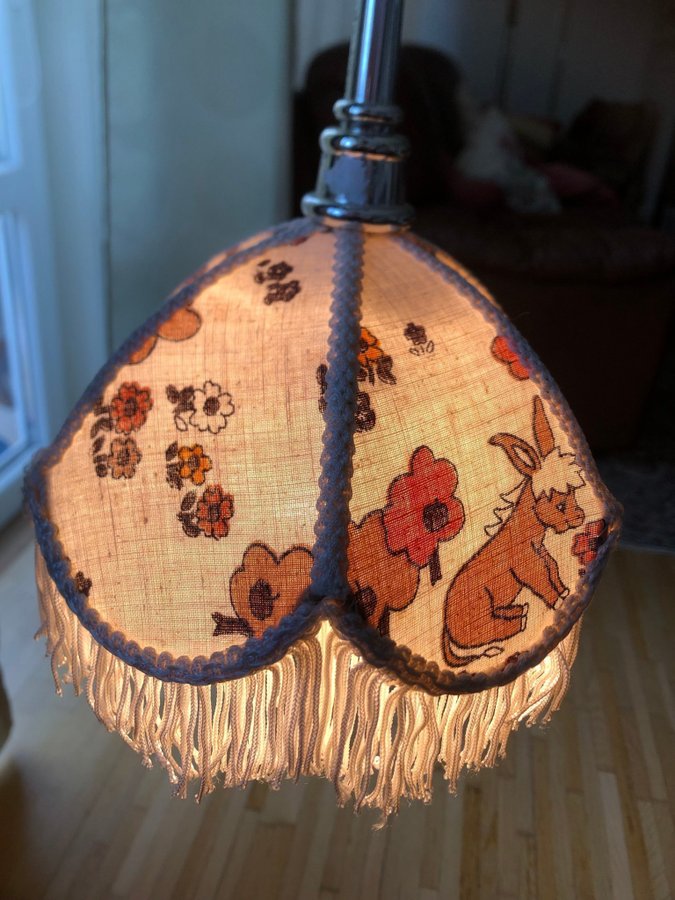 Vintage, naturfärgad lampa med tryck av blommor, träd, åsna / barn rum