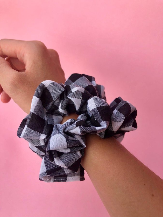 Scrunchie Svart och vit gingham Hårsnodd i tyg Handsydd