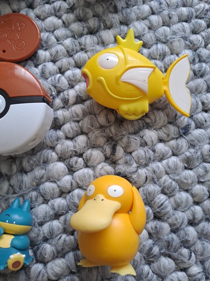 Pokémon-figurer och Pokébollar julklapp