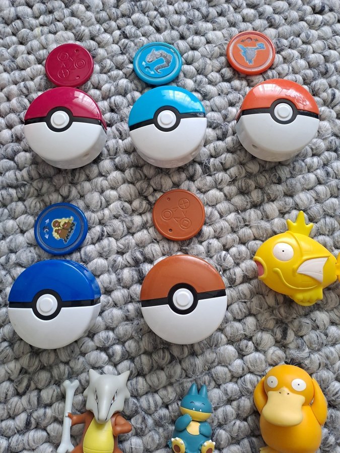 Pokémon-figurer och Pokébollar julklapp