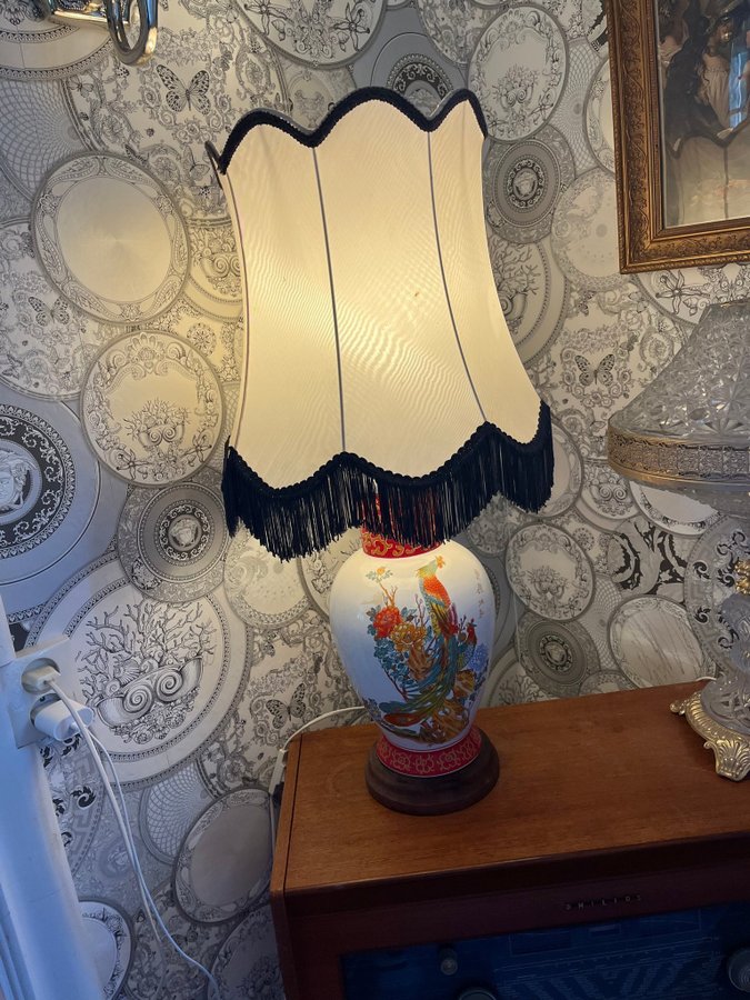 Större bordslampa i porslin orientalisk / Lampskärm med fransar / Bordslampa