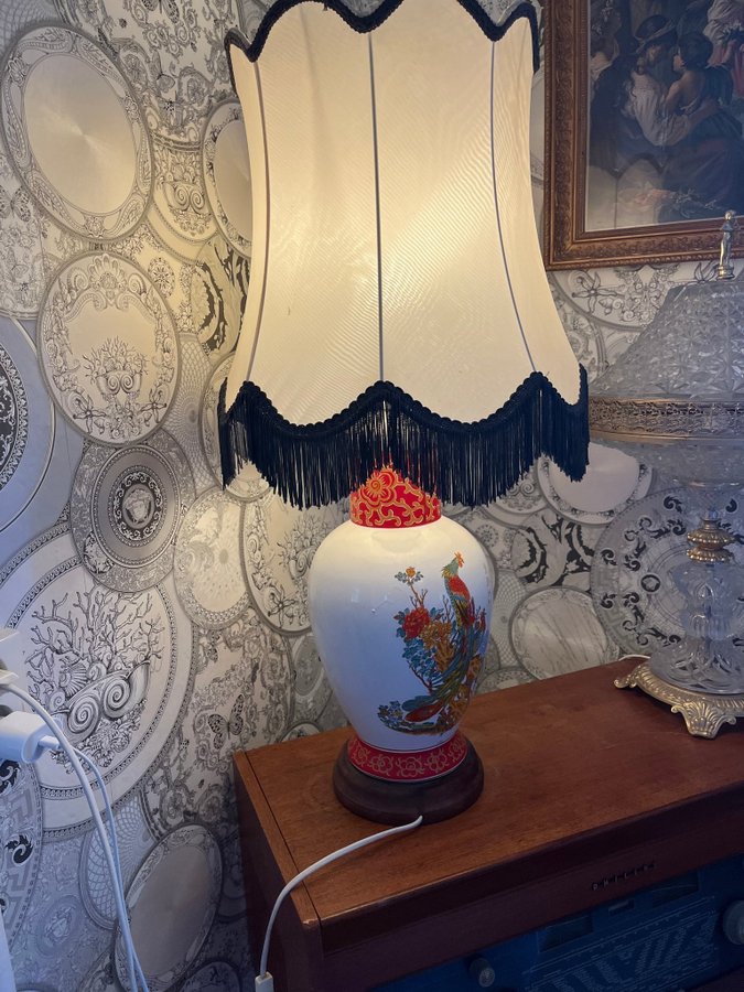 Större bordslampa i porslin orientalisk / Lampskärm med fransar / Bordslampa