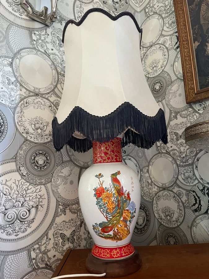 Större bordslampa i porslin orientalisk / Lampskärm med fransar / Bordslampa