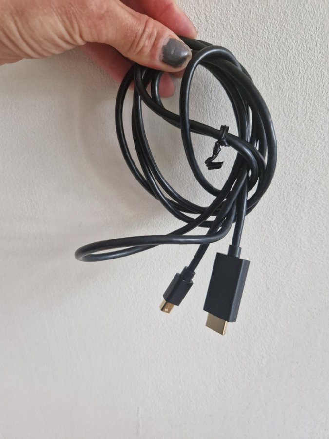 NY/OANVÄND! HDMI --> MINI DisplayPort kabel, endast öppnad ord. Pris 299kr